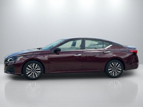 Used 2025 Nissan Altima 2.5 SV FWD image 8