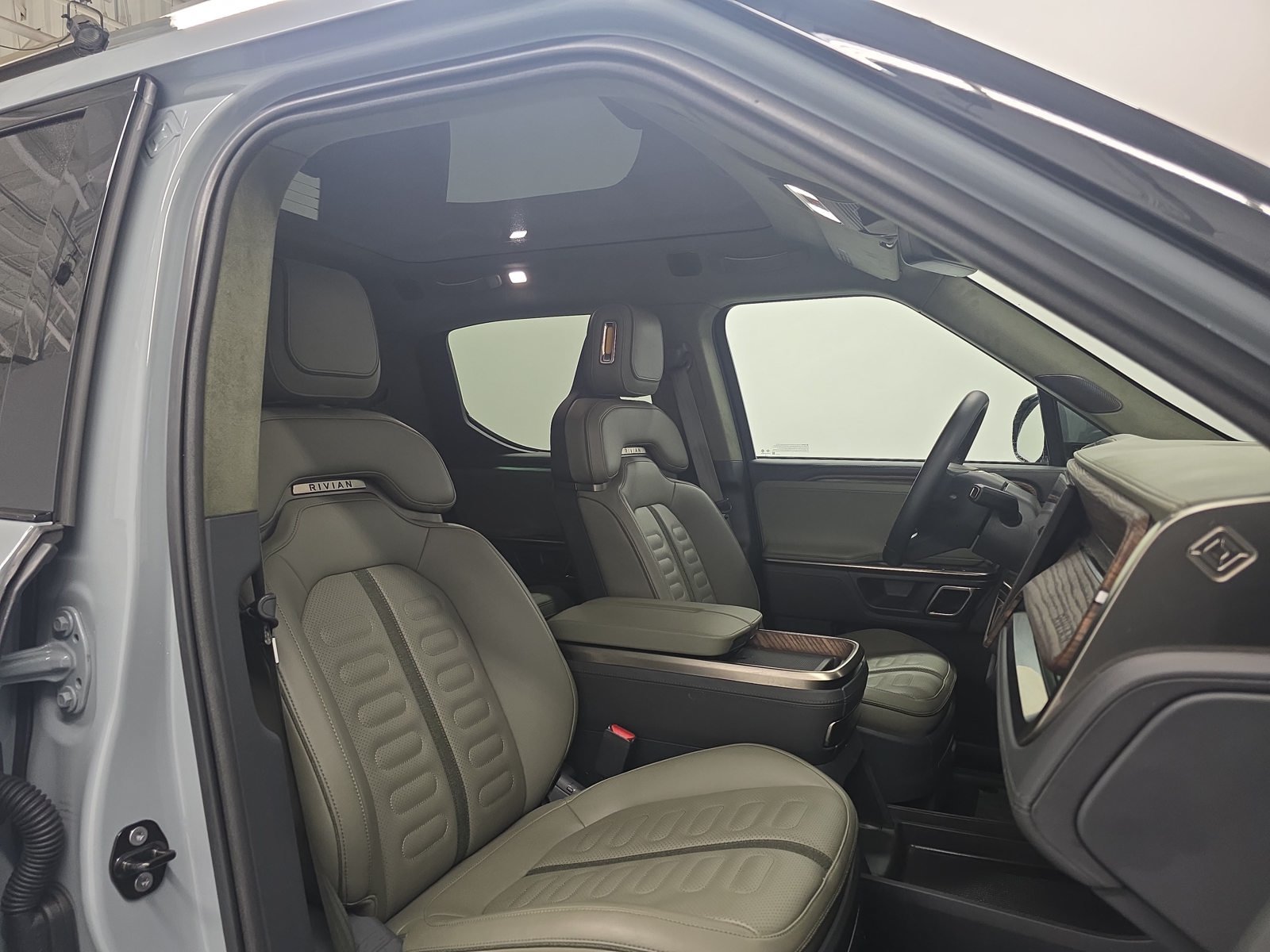 Used 2022 Rivian R1T Adventure AWD/4WD image 23