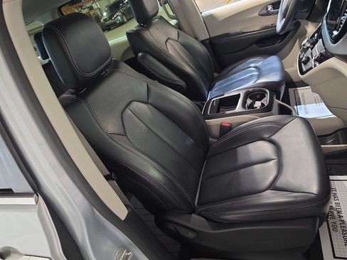 Used 2023 Chrysler Pacifica Touring-L FWD image 25