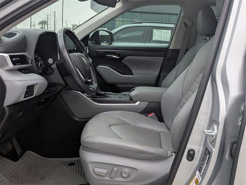 Used 2021 Toyota Highlander XLE image 12