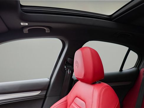 Used 2024 Alfa Romeo Stelvio Ti w/ Performance Driving Package image 17