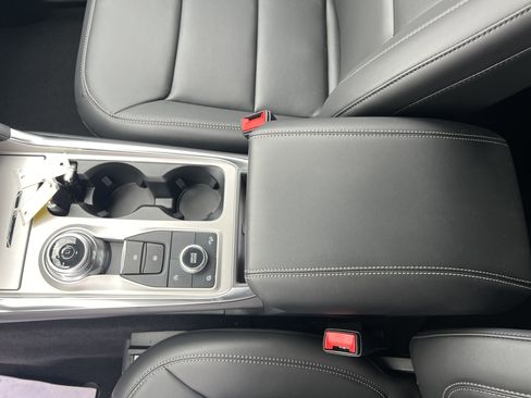 Used 2024 Ford Explorer XLT w/ Equipment Group 202A image 19