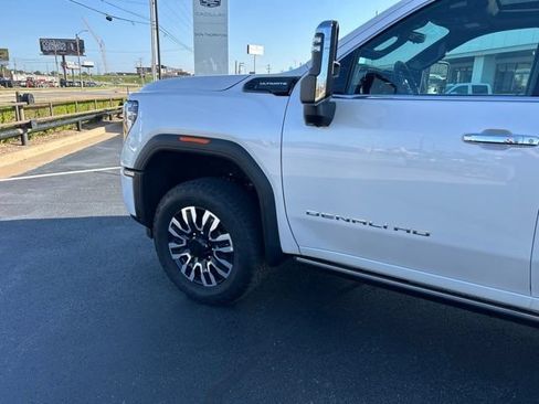 Used 2025 GMC Sierra 2500 Denali Ultimate AWD/4WD image 9