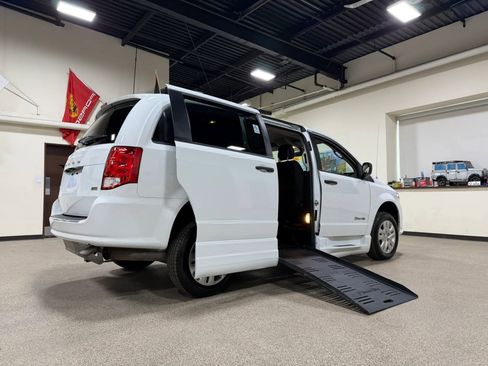 Used 2019 Dodge Grand Caravan SE FWD image 24