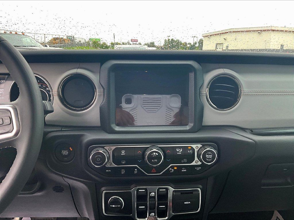 Used 2023 Jeep Wrangler Unlimited Sahara AWD/4WD image 17