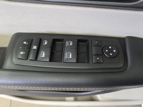 Certified 2024 Chrysler Pacifica Touring-L FWD image 30