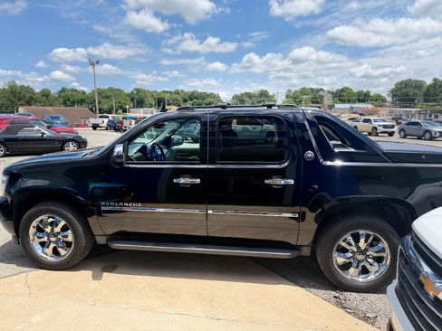 Used 2013 Chevrolet Avalanche LTZ AWD/4WD image 6