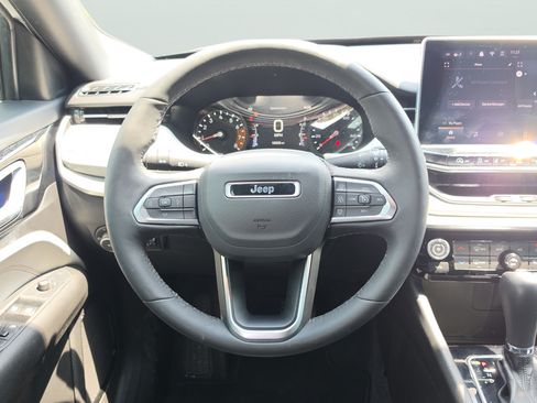 Used 2025 Jeep Compass Limited AWD/4WD image 10