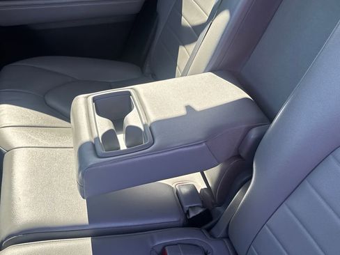 Used 2022 Toyota Highlander XLE AWD/4WD image 39