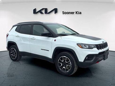 Used 2025 Jeep Compass Trailhawk AWD/4WD image 8