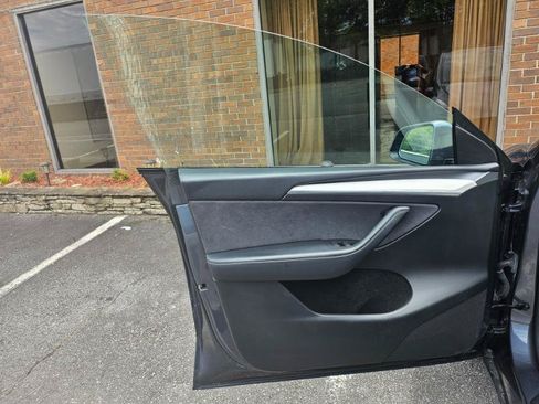 Used 2023 Tesla Model Y AWD image 34