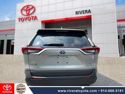 Used 2019 Toyota RAV4 LE w/ Carpet Mat Package AWD/4WD image 8