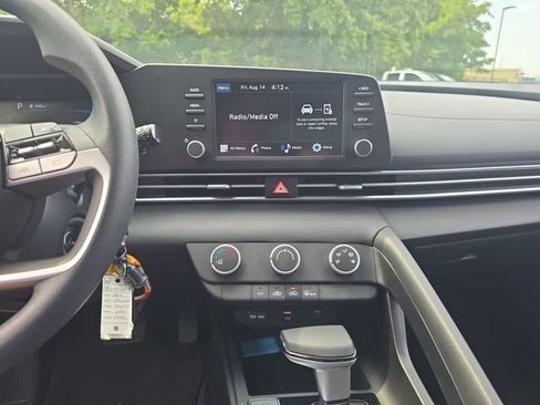 Used 2025 Hyundai Elantra SE FWD image 20