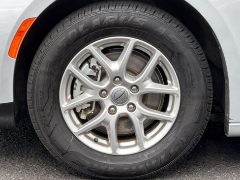 Used 2024 Chrysler Pacifica Touring-L FWD image 12
