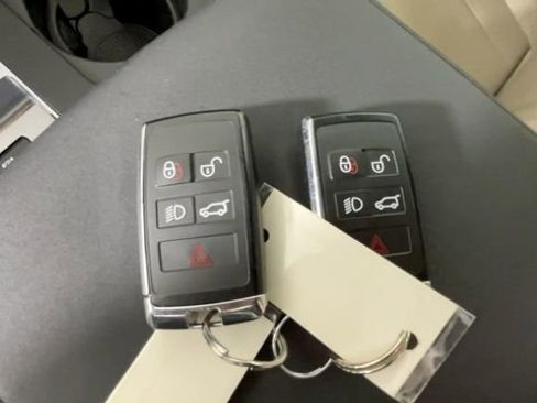 Used 2020 Land Rover Discovery SE AWD/4WD image 30
