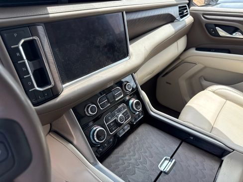 Used 2022 GMC Yukon XL Denali w/ Denali Premium Package RWD image 17
