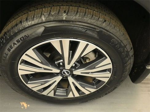 Used 2023 Nissan Rogue SV image 9