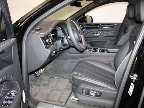 Used 2023 Bentley Bentayga Extended Wheelbase image 7