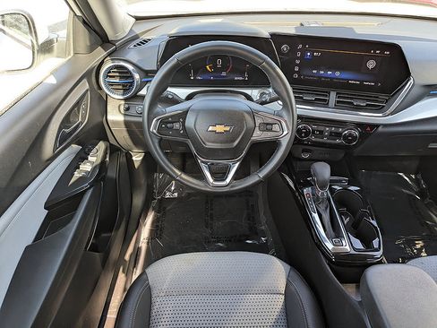 Certified 2025 Chevrolet Trax LT w/ LT Convenience Package FWD image 33