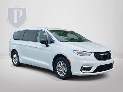 Used 2024 Chrysler Pacifica Touring-L image 1