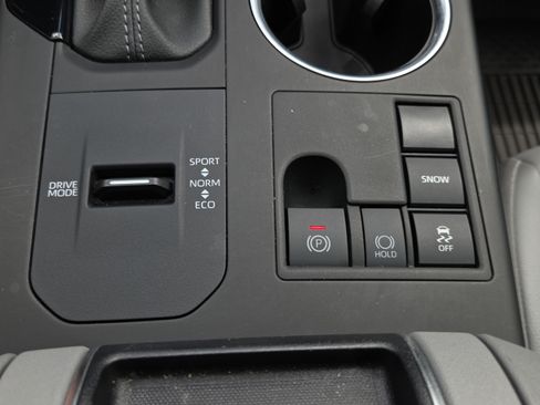 Certified 2024 Toyota Highlander XLE FWD image 27