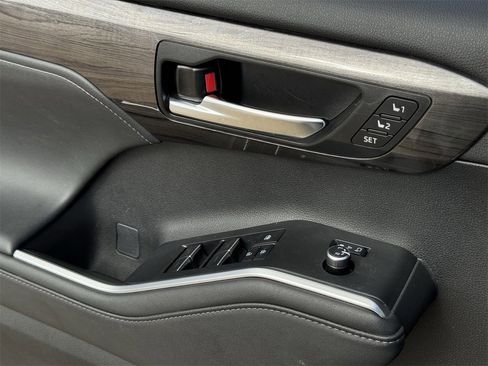 Used 2024 Toyota Highlander Platinum image 24