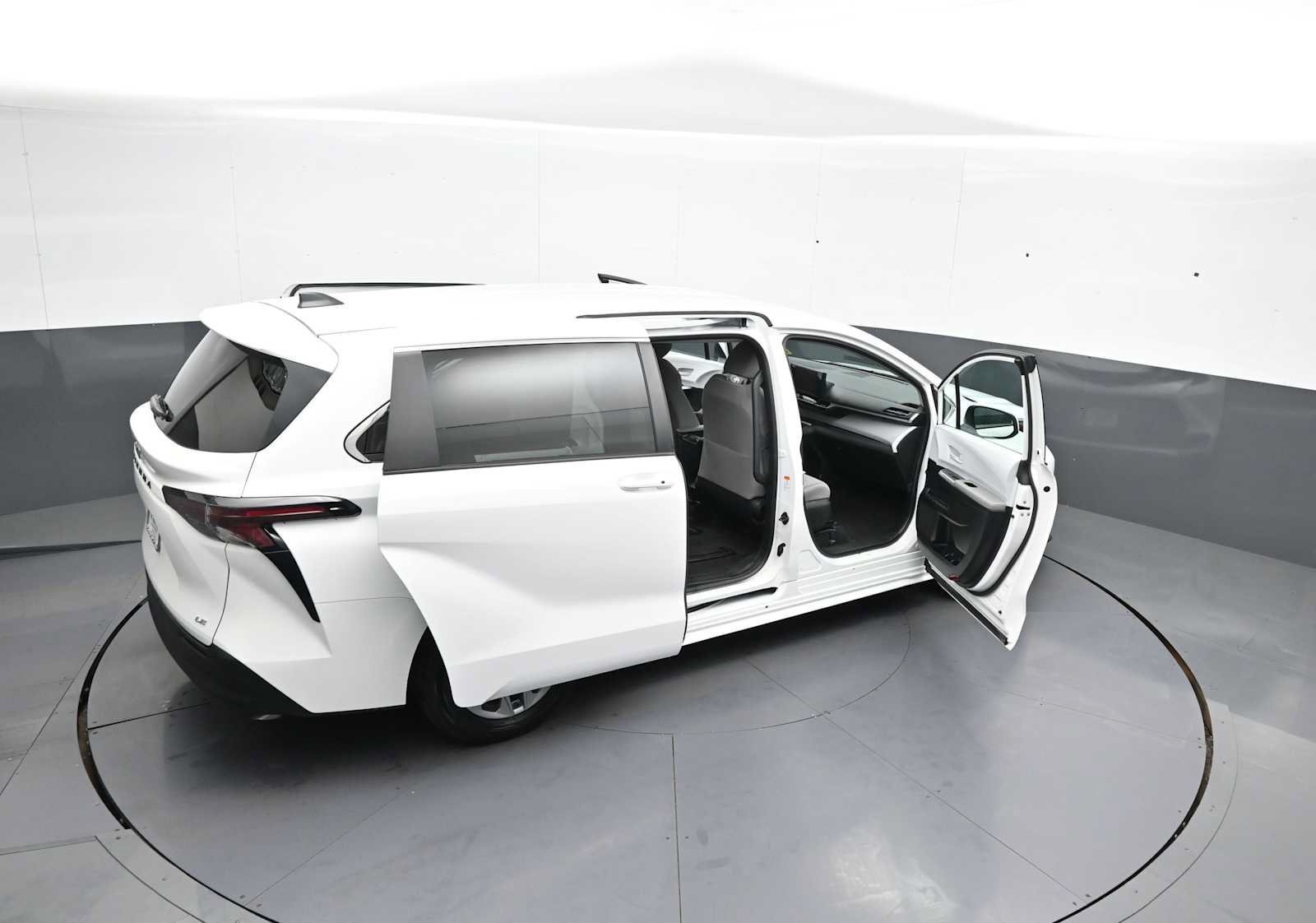 Certified 2025 Toyota Sienna LE FWD image 45