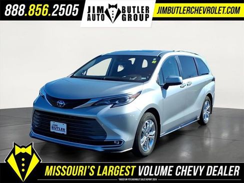 Used 2023 Toyota Sienna Platinum image 1