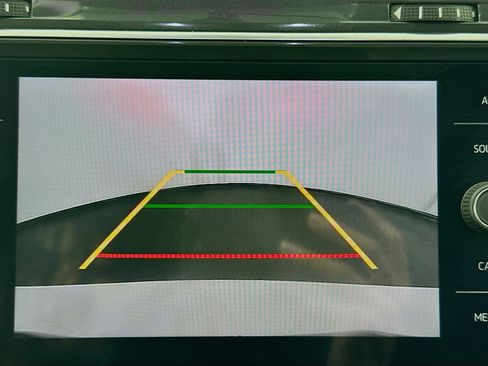 Used 2021 Volkswagen Tiguan SE image 22