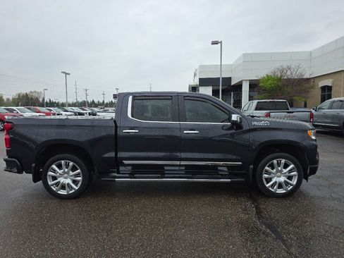 Used 2022 Chevrolet Silverado 1500 High Country w/ High Country Premium Package AWD/4WD image 2
