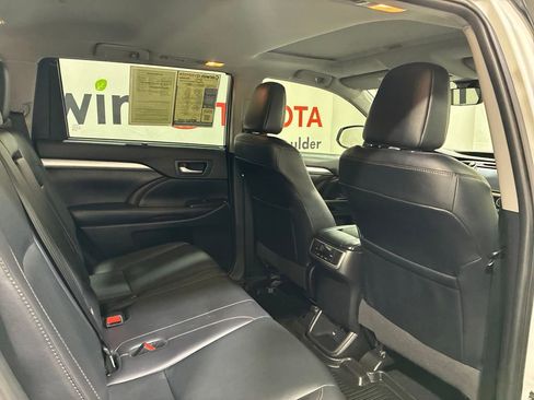 Used 2019 Toyota Highlander XLE w/ Carpet Mat Package (TMS) AWD/4WD image 16