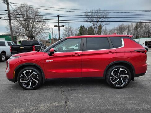 Used 2023 Mitsubishi Outlander SE image 2