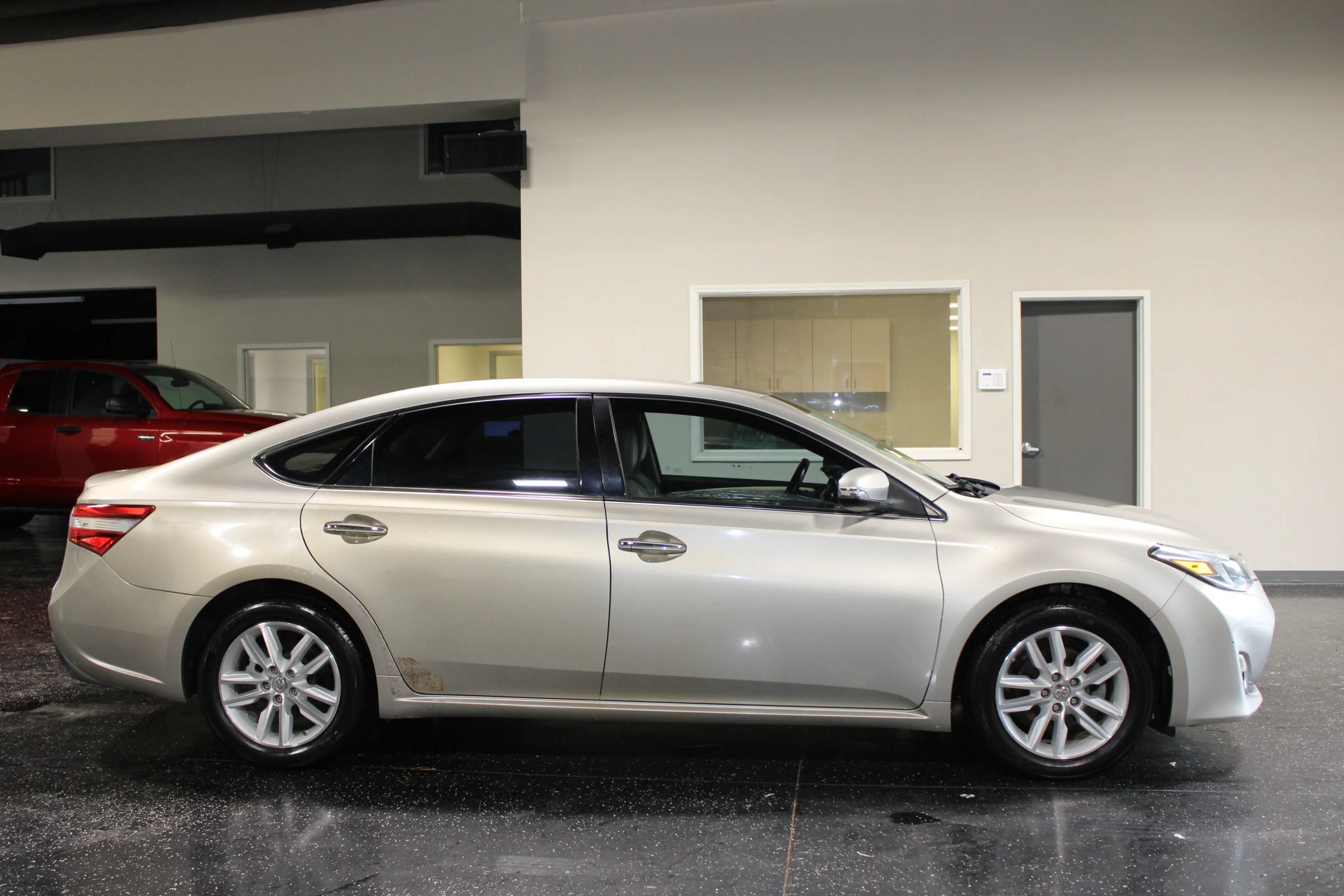 Used 2014 Toyota Avalon XLE FWD image 2