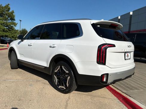 Used 2024 Kia Telluride EX w/ EX Captain's Chair Package FWD image 8