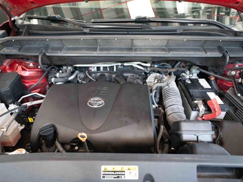 Used 2021 Toyota Highlander XLE AWD/4WD image 32