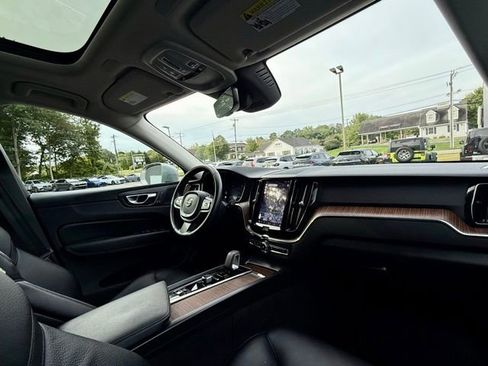 Used 2022 Volvo XC60 B5 Momentum w/ Climate Package image 21