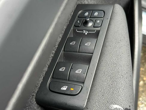 Certified 2025 Volvo XC40 B5 Plus AWD/4WD image 22