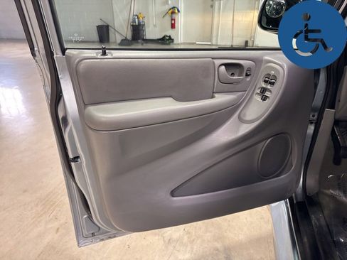 Used 2005 Chrysler Town & Country Touring w/ Leather Interior Group FWD image 24