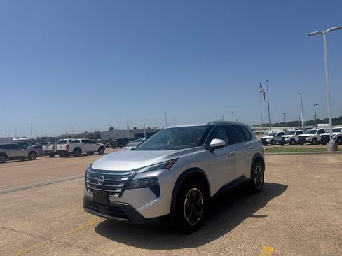 Certified 2025 Nissan Rogue SV FWD image 8