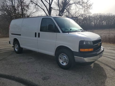 Used 2019 Chevrolet Express 3500 w/ Driver Convenience Package RWD image 3