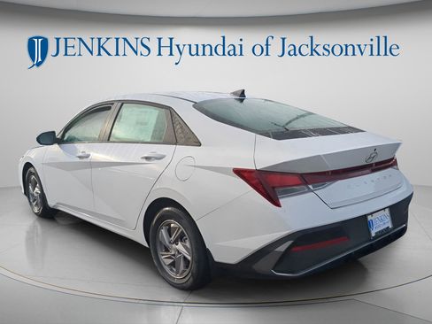 New 2025 Hyundai Elantra SE FWD image 5