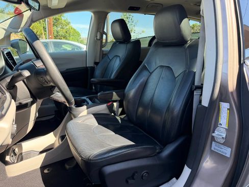 Used 2017 Chrysler Pacifica Touring-L w/ Tire & Wheel Group FWD image 10