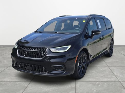 Used 2025 Chrysler Pacifica Limited FWD image 8