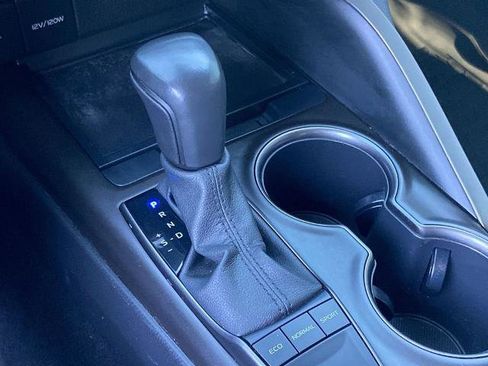 Used 2022 Toyota Camry SE image 11