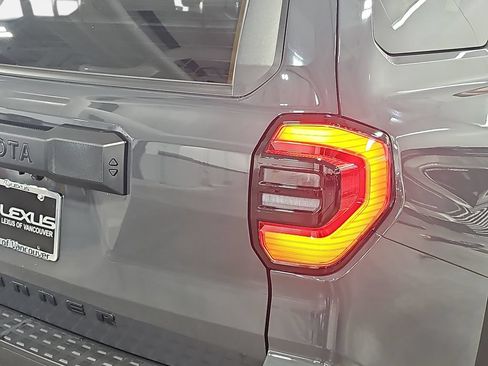 Used 2025 Toyota 4Runner SR5 AWD/4WD image 33