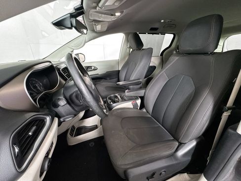 Used 2019 Chrysler Pacifica Touring Plus w/ Advanced Safetytec Group FWD image 21
