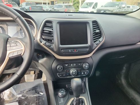 Used 2015 Jeep Cherokee Latitude w/ Comfort/Convenience Group image 18