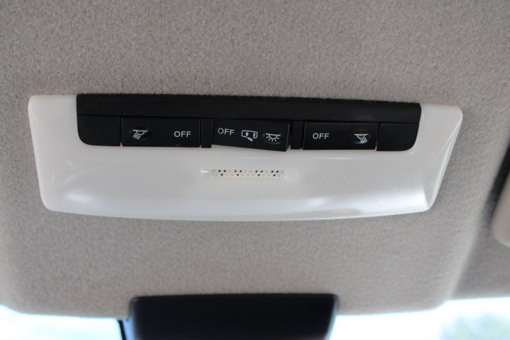 Used 2020 Nissan Kicks SR FWD image 17