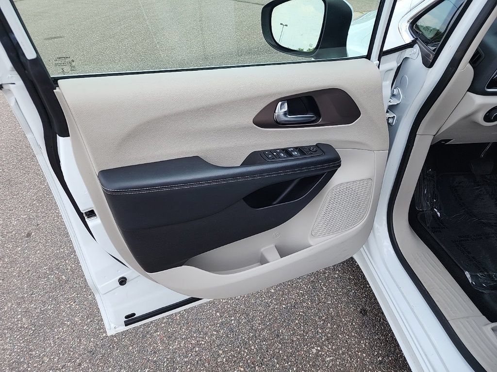 Used 2023 Chrysler Voyager LX FWD image 6