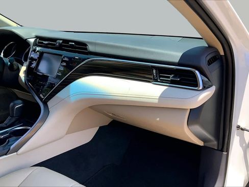 Used 2018 Toyota Camry XLE FWD image 19